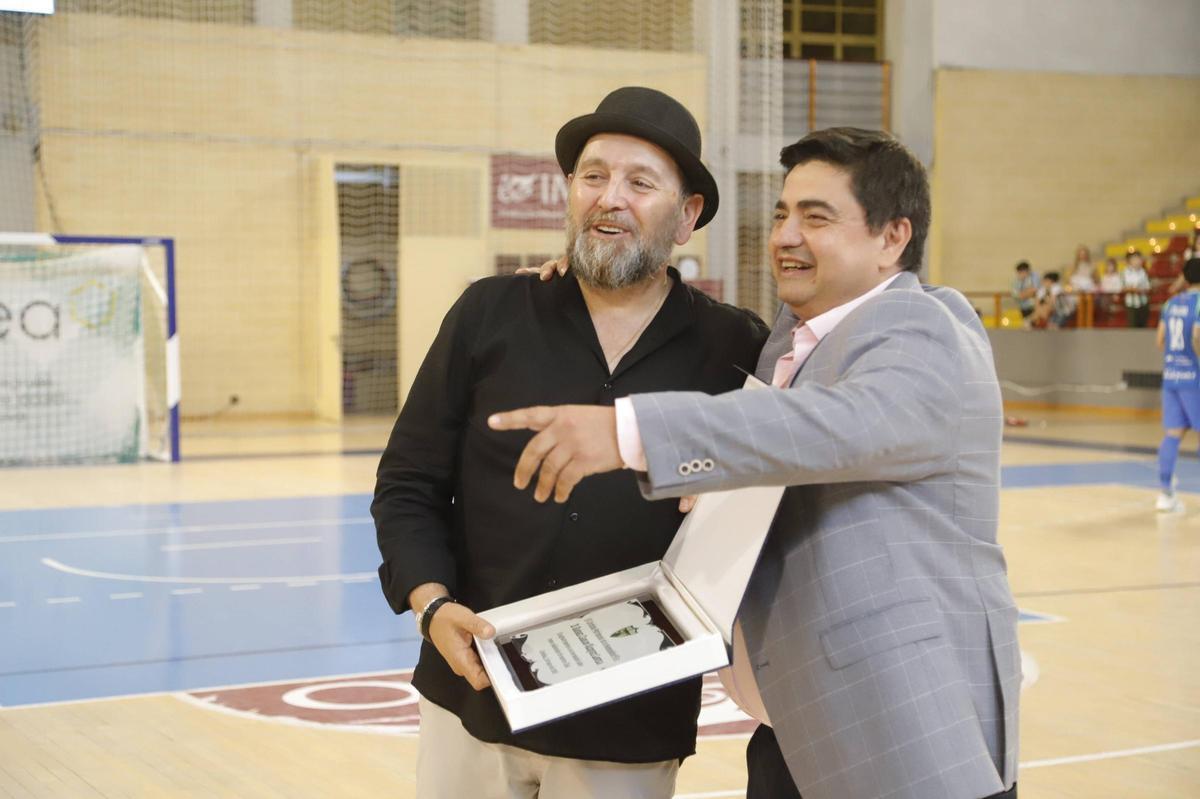 José García Román, a la derecha, entrega una placa en un partido de esta temporada.