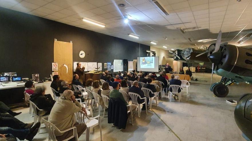 José María Prats ofrece la charla en el hangar de La Sénia donde está la réplica del ‘Katiuska’. | D.I.