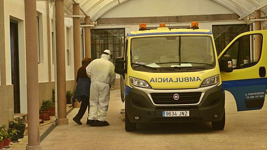 Una ambulancia espera para un traslado en Cambados, ayer. |   N.P.