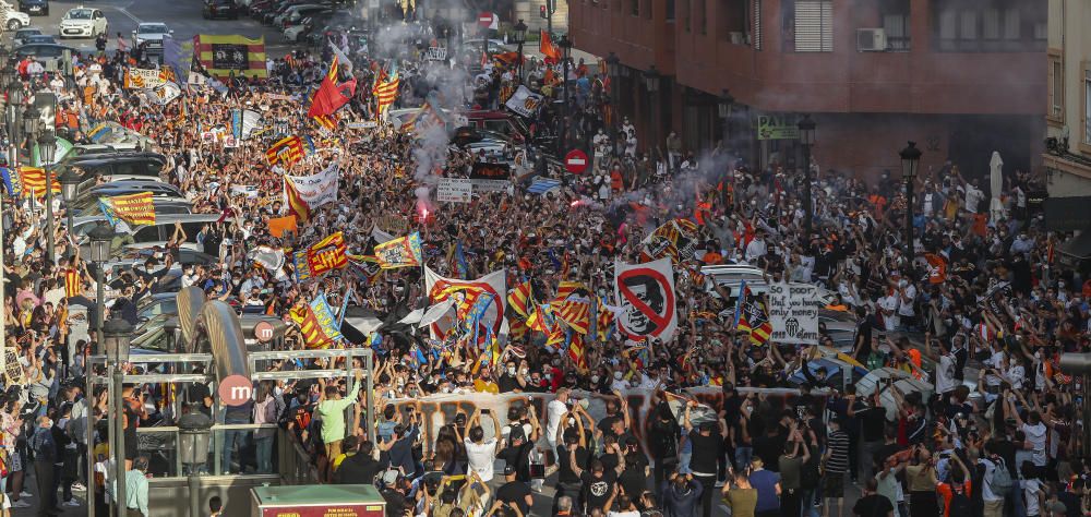 Manifestación de la Afición del Valencia contra Peter Lim