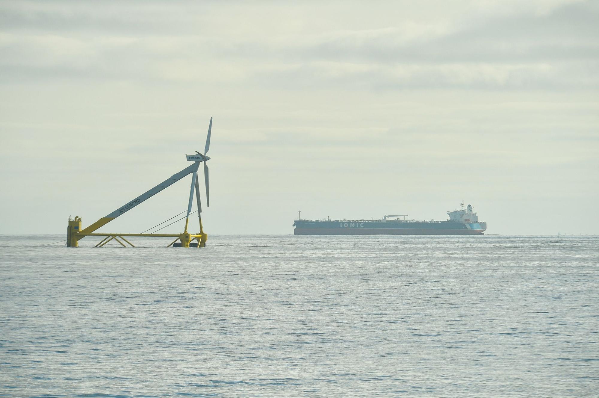 Traslado del aerogenerador flotante en San Cristóbal