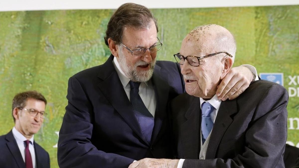 Mariano Rajoy abraza al primer presidente electo de la Xunta de Galicia, Xerardo Fernandez Albor, este sábado en un acto de homenaje por su centenario.