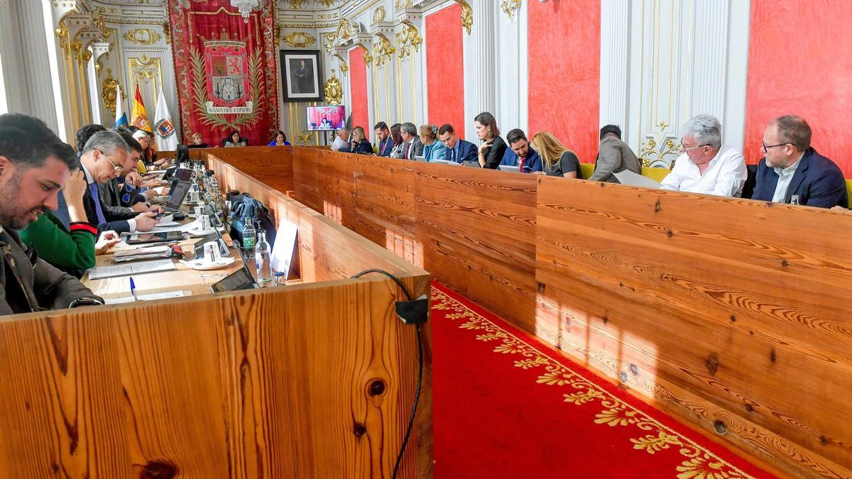 Concejales de la oposición y el Gobierno municipal de Las Palmas de Gran Canaria durante un pleno.