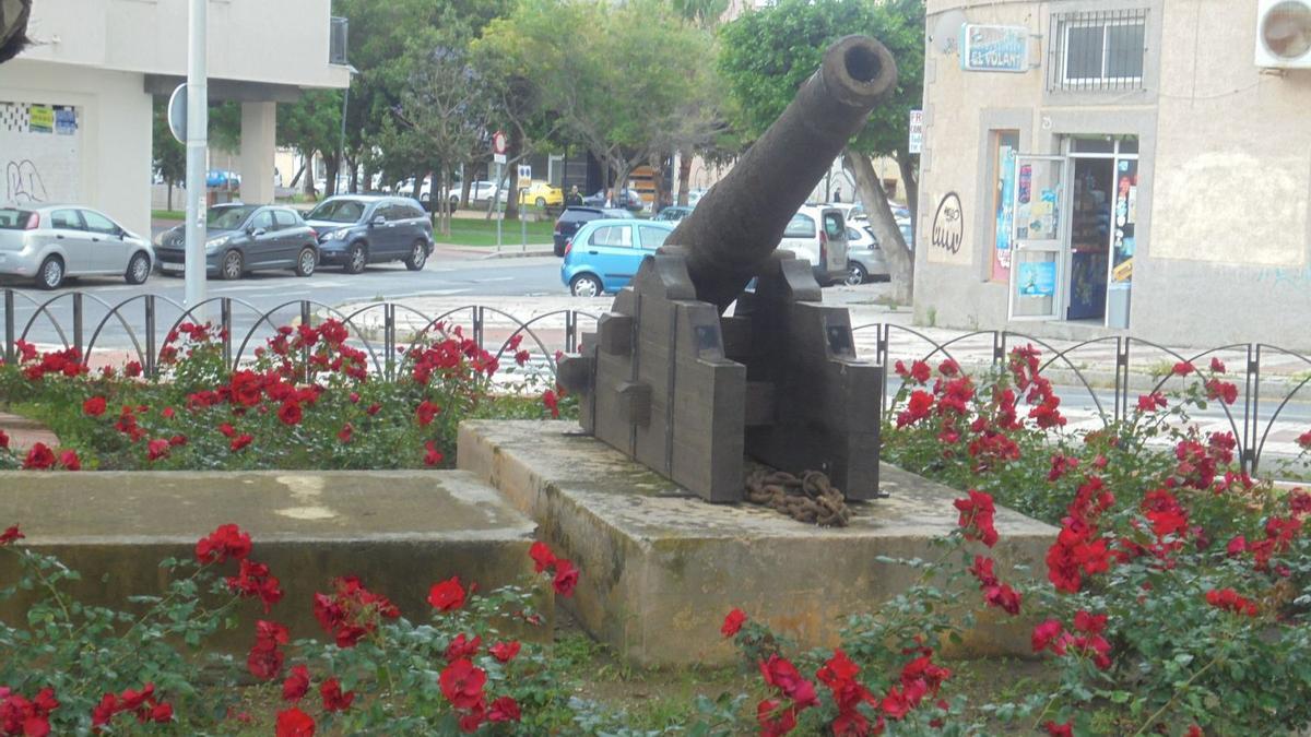 Uno de los dos cañones de la batería del Perchel se conserva en este parterre ajardinado próximo a Parque Mediterráneo.