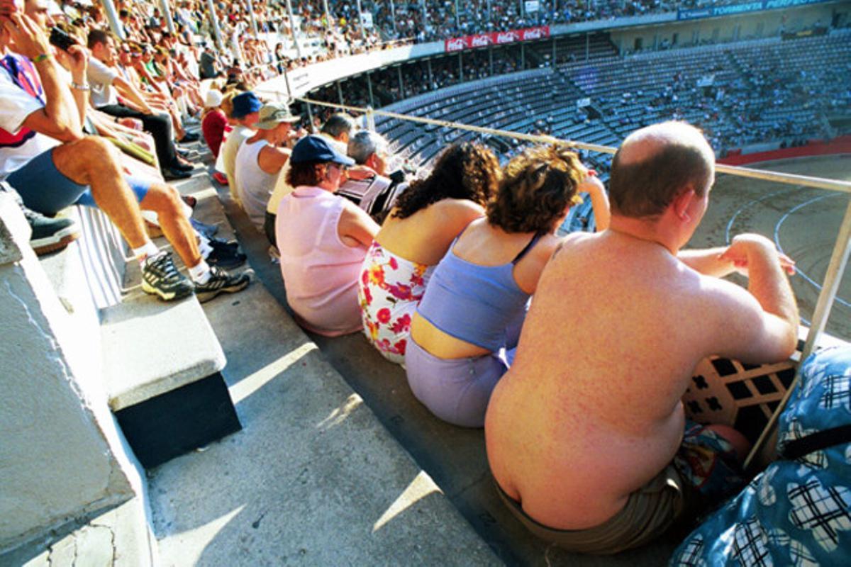 Turistes asseguts a la Monumental, l’agost del 2000.