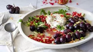 La ensalada con frutos rojos y uvas que no podrás dejar de preparar: la receta del verano