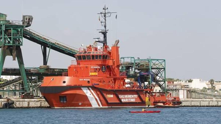 El buque de salvamento SAR Mesana atraca en el puerto de Torrevieja