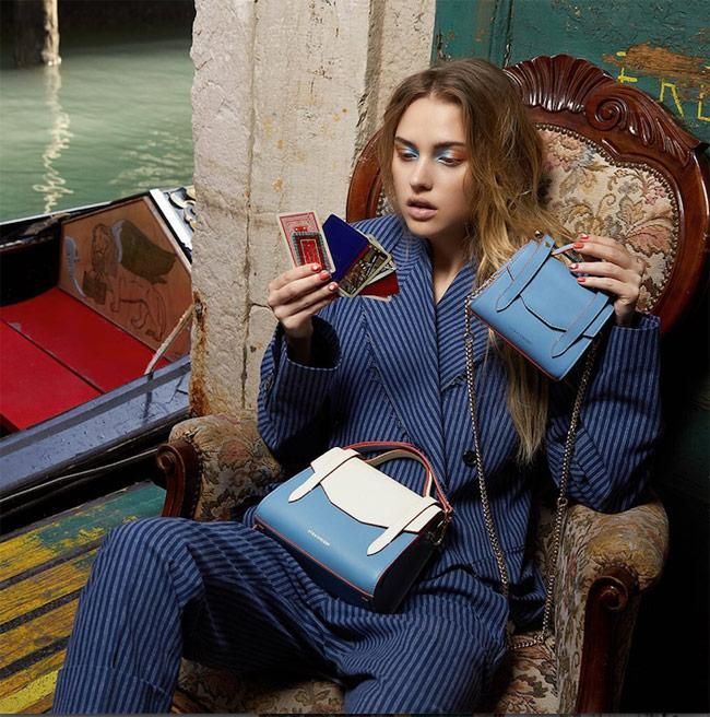 Una modelo en la librería Acqua Alta de Venecia