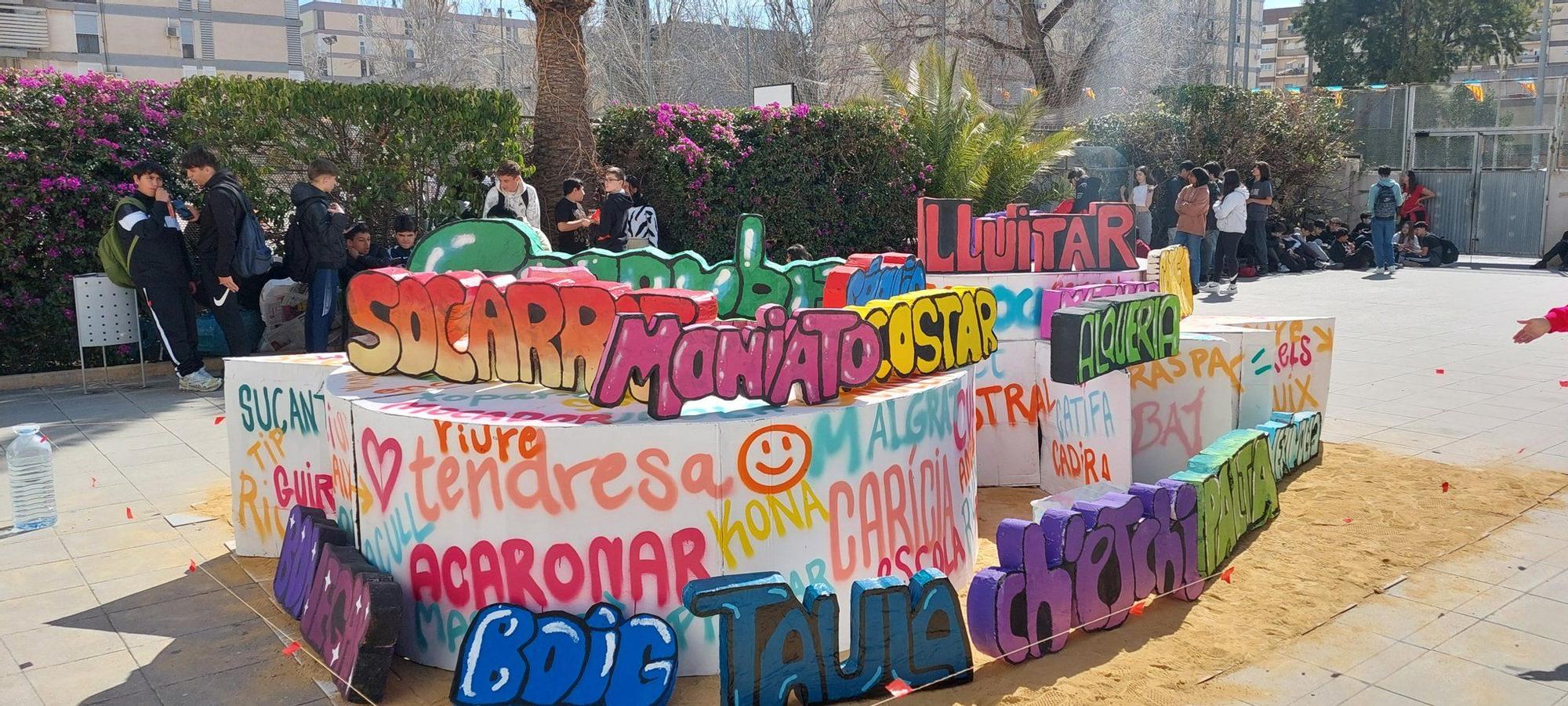 Falla de l'IES Cid, basada en un projecte sobre paraules que ha triat i ha treballat l'alumnat. Algunes en altres idiomes.