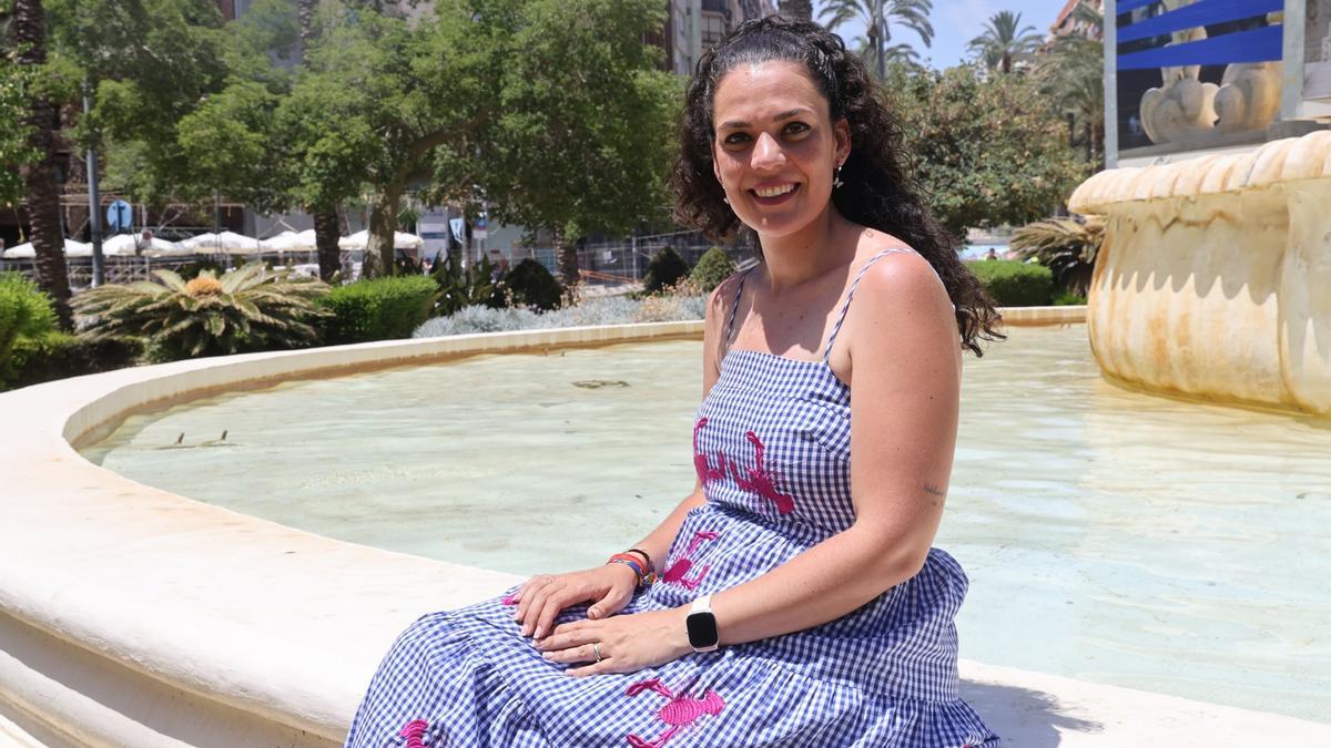 La concejala de Fiestas de Alicante, Cristina Cutanda, en la plaza de los Luceros tras realizar la entrevista.