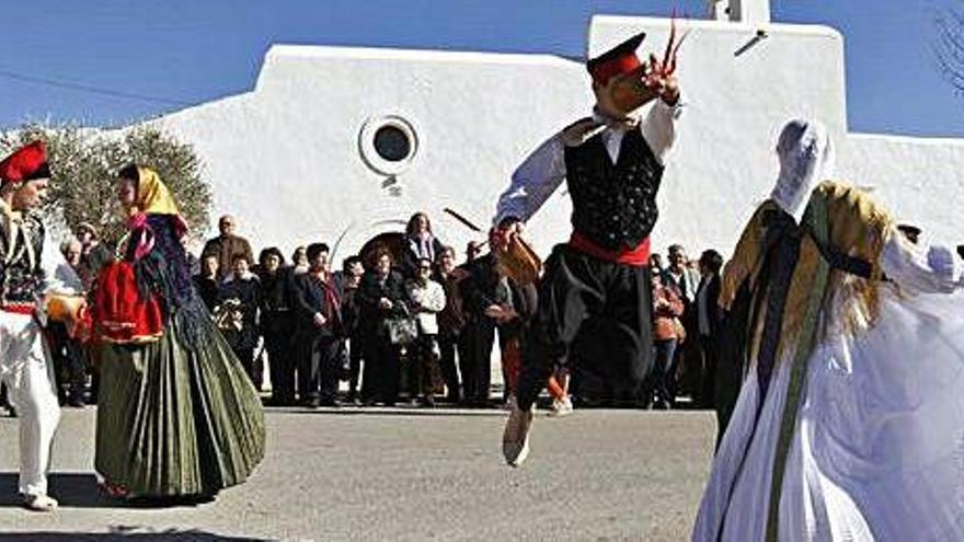 Una imagen de archivo del &#039;ball pagès&#039; frente a la iglesia de Santa Agnès. El sábado se llevará a cabo una nueva edición del concurso de &#039;sofrit pagès&#039;.