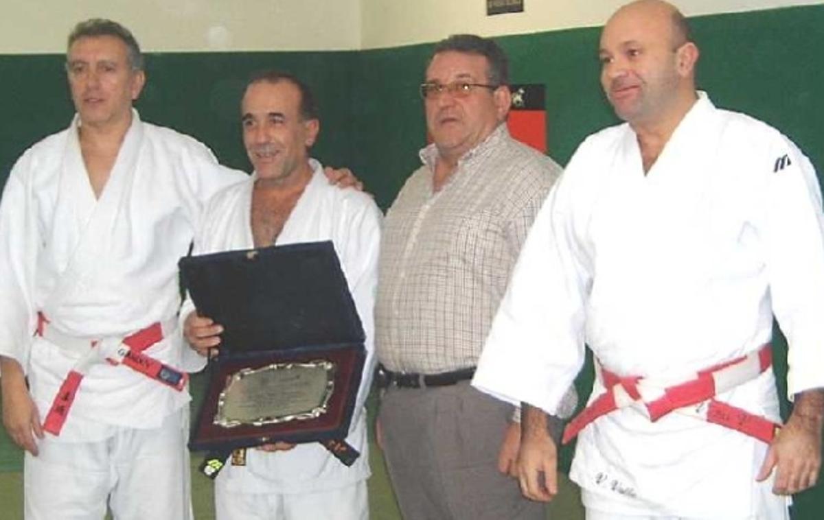 González, segundo por la derecha, durante una entrega de premios como presidente de la Federación Asturiana de Judo.