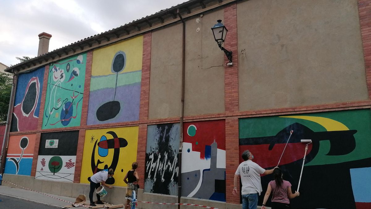 Miembros de TAU recuperan los murales de Victoriana de Villachica en la campaña celebrada en 2020