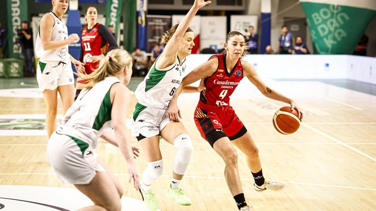 Mariona Ortiz maneja el balón durante el partido de este miércoles.