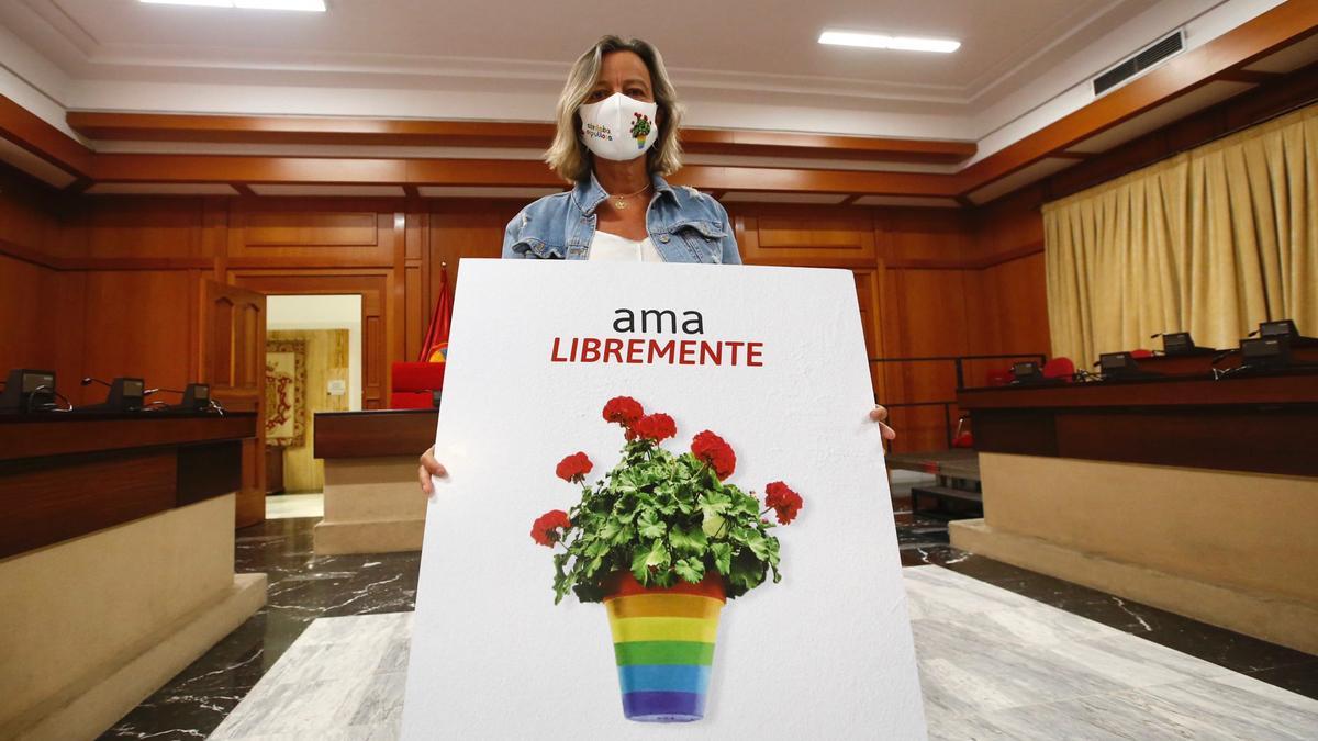 Isabel Albás muestra el cartel de la campaña &#039;Ama libremente&#039;.