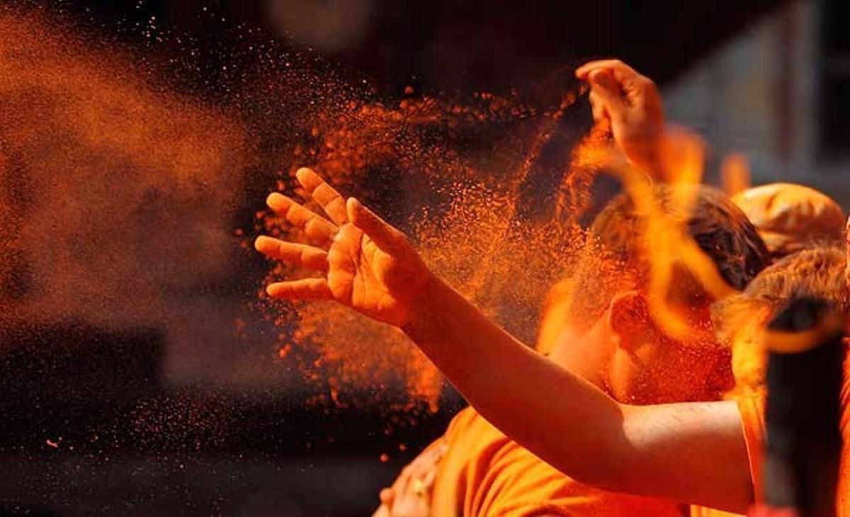 Persones es llancen entre si pols vermella per celebrar l’Any Nou nepalès, també conegut com a’Sindur Yatra’, a Thimi (Nepal)