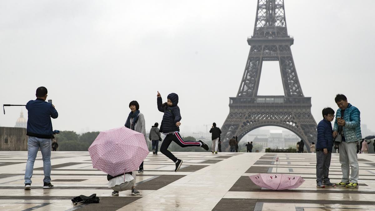 Turistes a París, en una imatge d'arxiu.