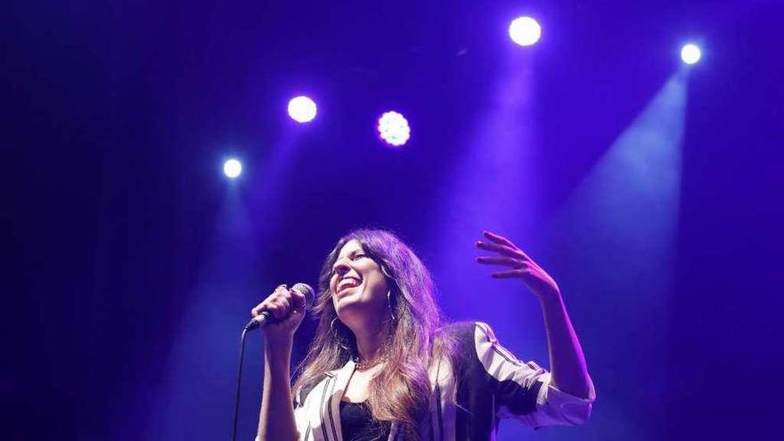 Marisa Valle Roso, anoche, acompañada de sus músicos sobre el escenario instalado en la plaza Mayor.