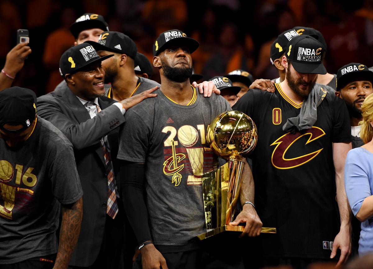 LeBron, emocionado, sostiene el trofeo de campeón de la NBA que logró con los Cavs