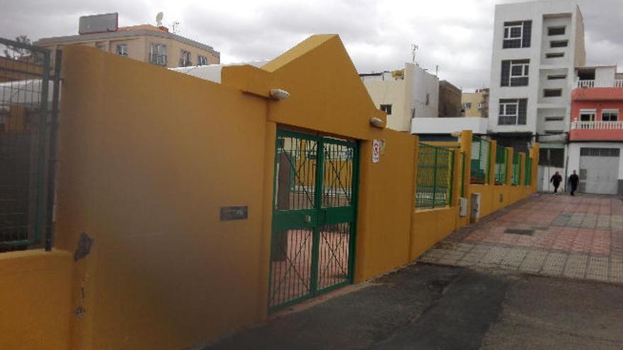 La entrada del CEIP Los Llanos, ayer, de donde era alumno que falleció por una sepsis fulminante.