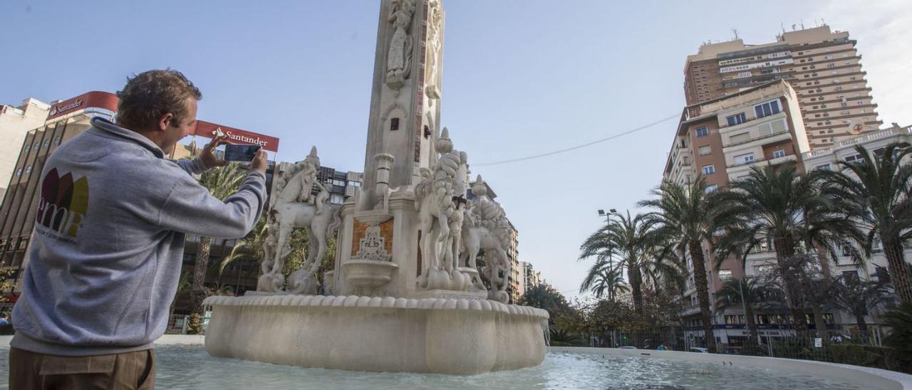 Un ciudadano toma una fotografía de la fuente de Luceros, recién restaurada. | PILAR CORTÉS