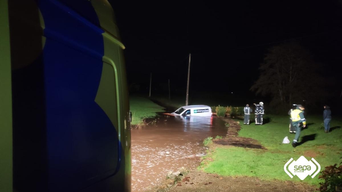 El vehículo, semisumergido en el arroyo.