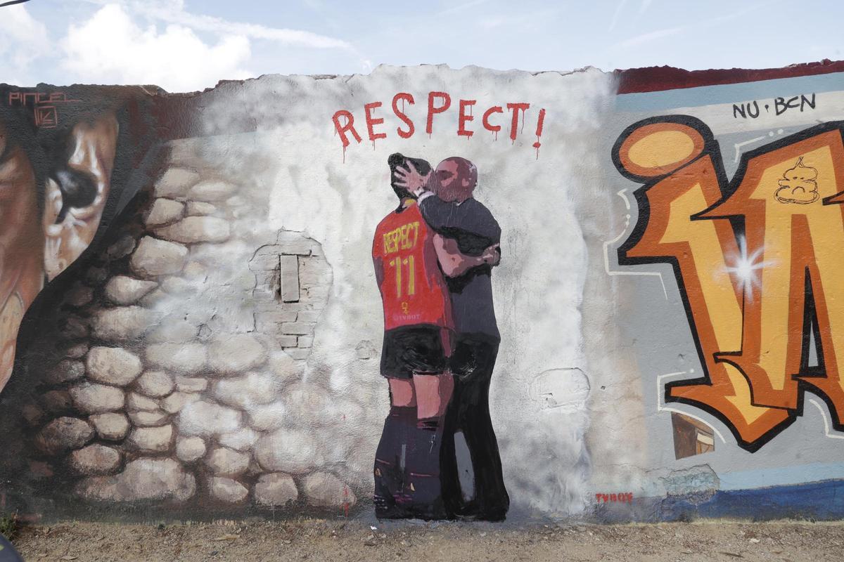Un artista urbano inmortalizó el beso de Rubiales a Hermoso.