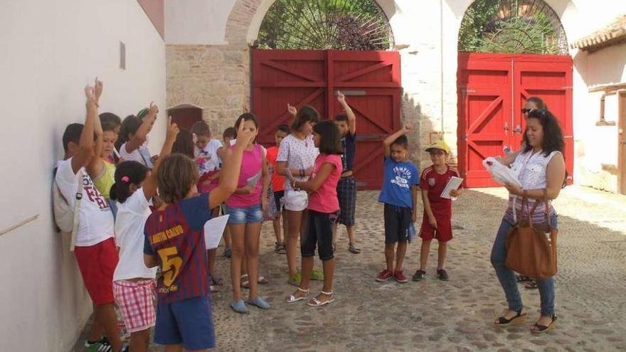 Sheila Mateos (derecha) entrega los juegos a los niños participantes en las visitas guiadas. Foto