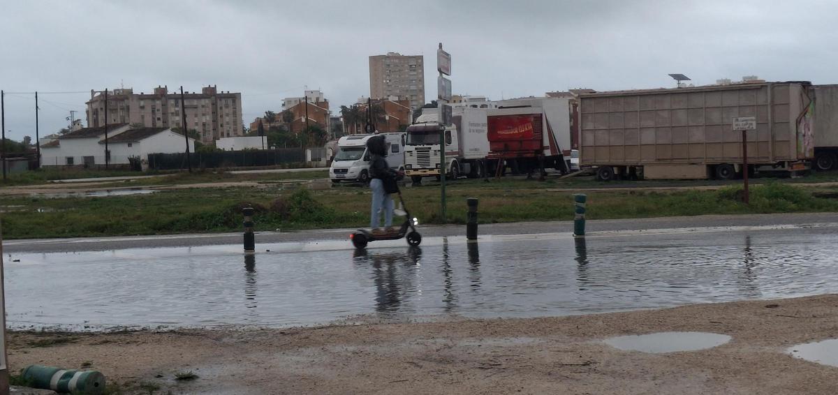 La zona del Arenal de Xàbia con los típicos charcos de los días de lluvia