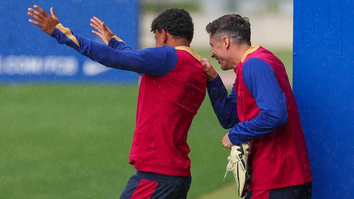 Lamine Yamal y Lewandowski bromean mientras entran al campo de entrenamiento.