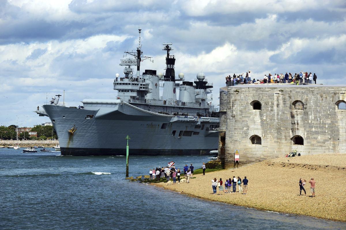 Fotografía facilitada por la Armada británica que muestra la salida del portahelicópteros HMS Illustrious del puerto de Portsmouth con destino a Gibraltar.
