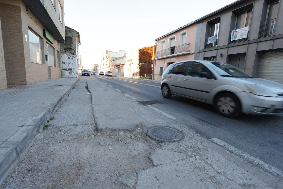Zona para aparcar vehículos en los flancos de la travesía.