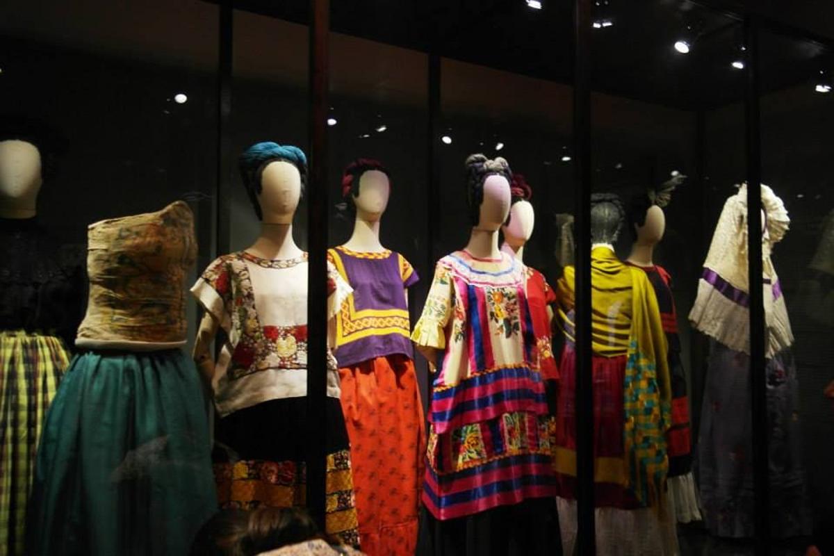 Exposición de vestidos en la Casa Frida Kahlo