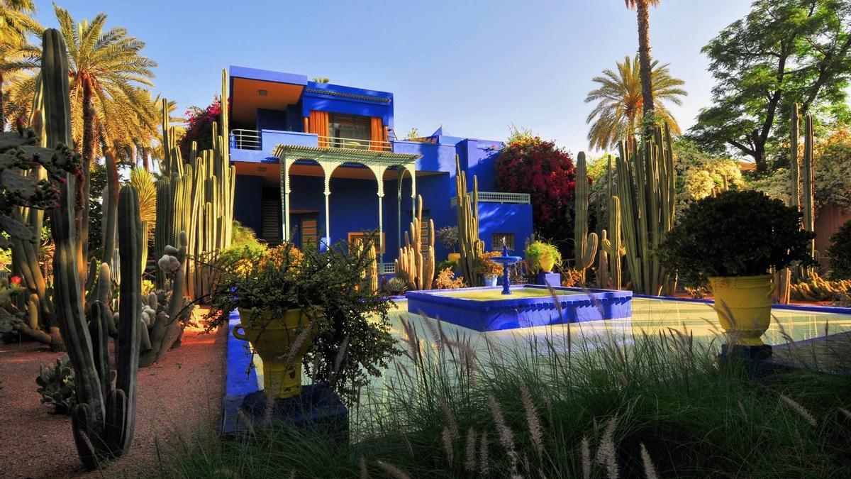 Los jardines Majorelle es uno de los imprescindibles de Marrakech. A la derecha, el museo Yves St. Laurent, y debajo, el bullicio al atardecer en la plaza de Jamaa el Fna, lel epicentro de la ciudad marroquí