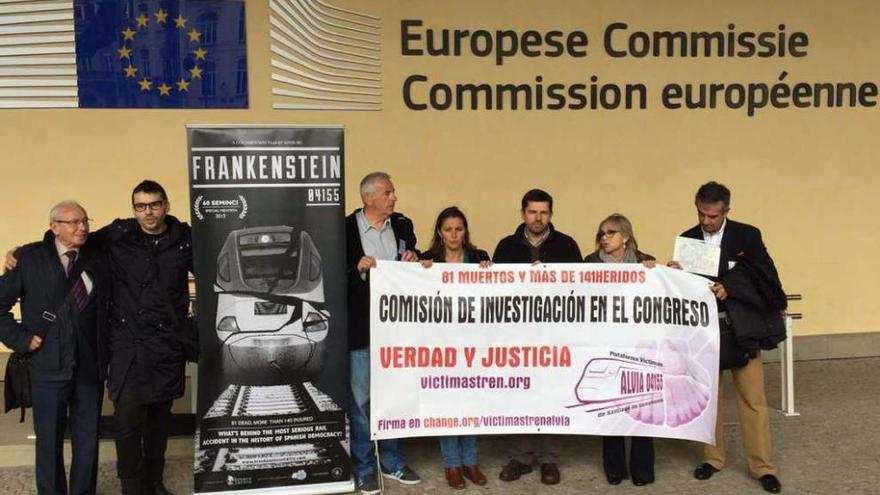 Víctimas del Alvia protestan ante el Parlamento Europeo.