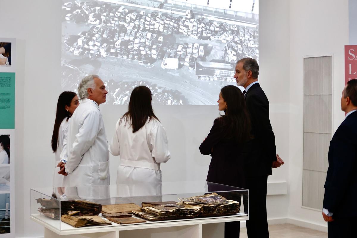 Los Reyes visitan el proyecto "Salvem les Fotos" de la UPV