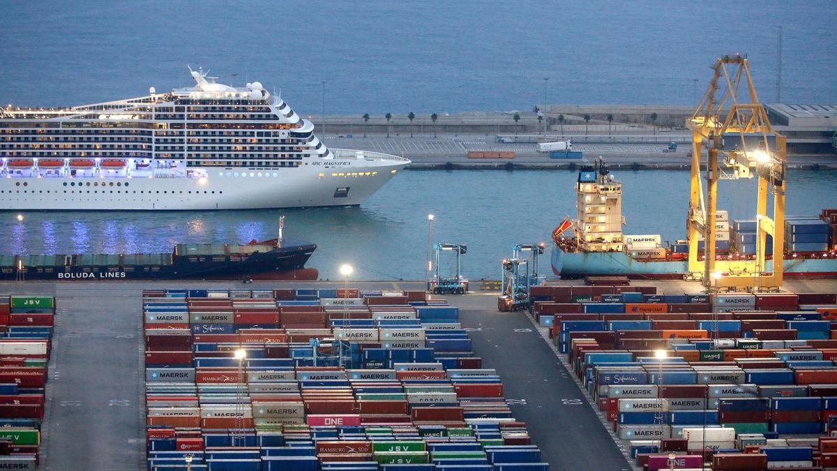 Contenedores y actividad comercial en el Port de Barcelona. Salida de un crucero delante del muelle de contenedores. Containers, puerto, carga y descarga, tren, gruas, camion. FOTO: ALVARO MONGE