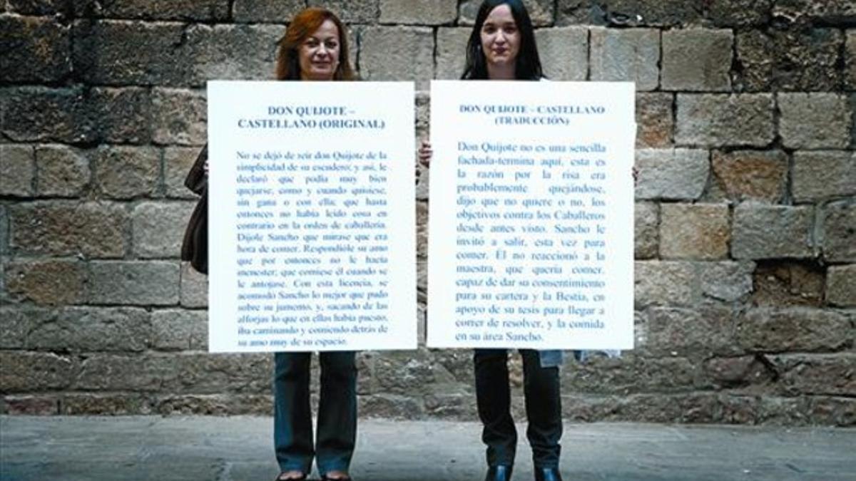 Dos traductoras exhiben textos del 'Quijote' mal traducidos por un ordenador, ayer en la plaza del Rei.