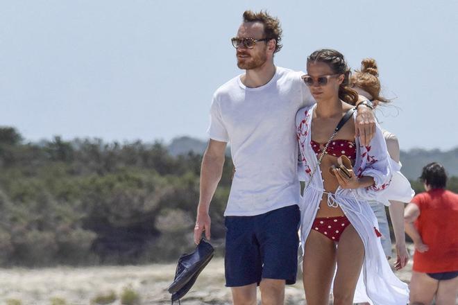 Alicia Vikander y Michael Fassbender en la costa