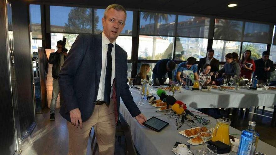 Alfonso Rueda, ayer al inicio del desayuno con periodistas en una cafetería de Pontevedra. // Gustavo Santos