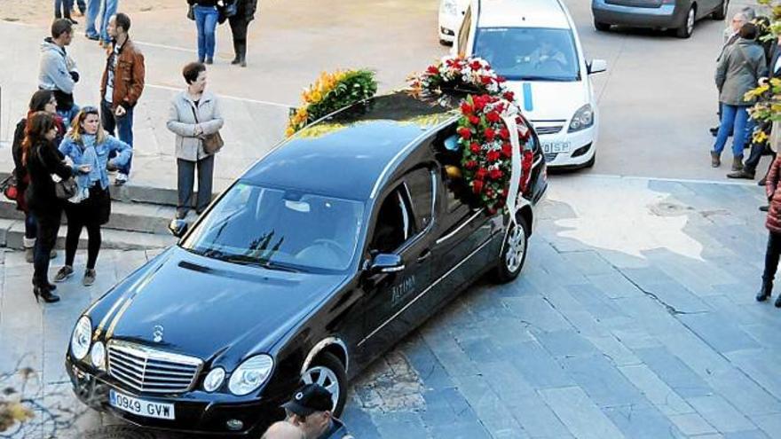 El cotxe fúnebre marxant de la basílica de la Seu