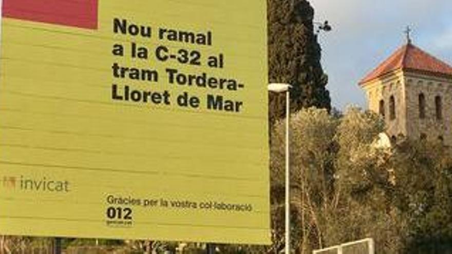 Els cartells que anuncien les obres van ser col.locats ahir