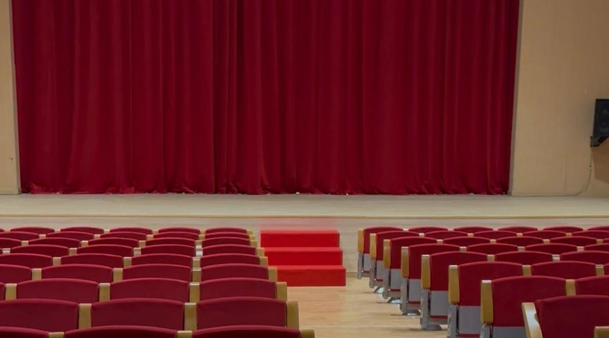 Nuevo telón y butacas en el teatro Llar Persones Majors de Llíria.
