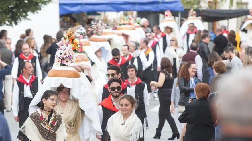 Las «clavariesses» portan los pesados panes místicos hasta la Iglesia de Santa Ana para su bendición.