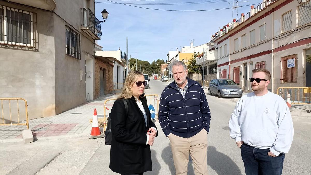 La alcaldesa, Rocío Ibáñez, y el primer teniente de alcalde, Tomás Mínguez, inspeccionan los trabajos.