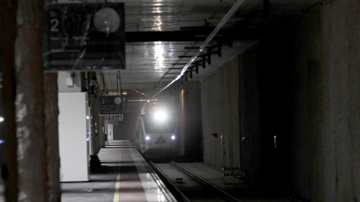 El tren laboratorio de Adif, entrando a la estación del Carmen.