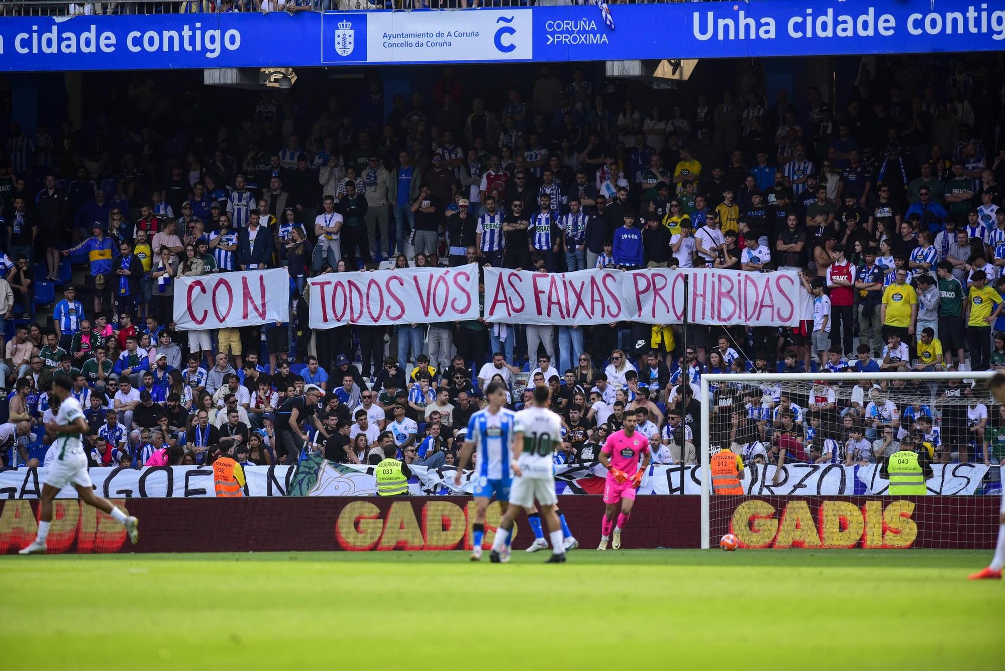 El Dépor cae goleado (0-4) por el Elche para cerrar la temporada 2025-25 en Riazor