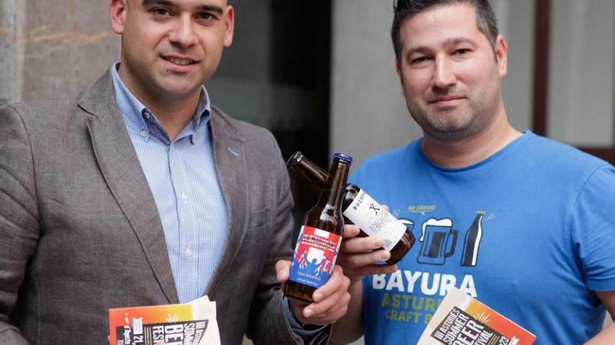 Jesús Martínez Salvador y Serxu Solares, ayer, en la presentación del lll Asturies Summer Beer Festival.