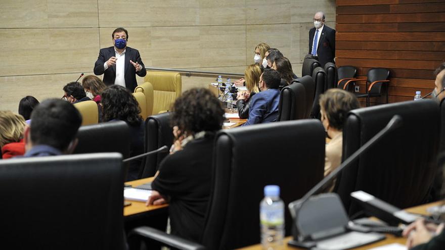 El presidente de la Junta de Extremadura, Guillermo Fernández Vara, durante su intervención en el pleno de este jueves.