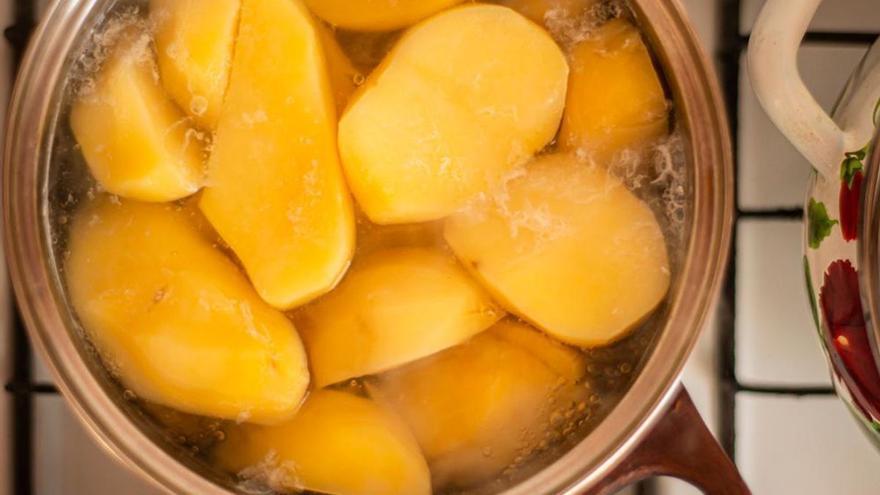 Olvídate de cocer patatas en la olla: este es el truco para hacer las mejores patatas cocidas en 5 minutos